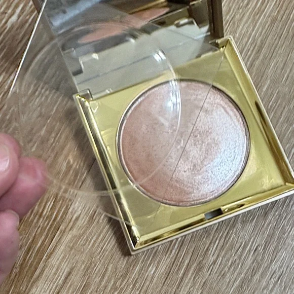 Stila KITTEN Highlighter in Gold compact with mirror - Picture 3 of 7